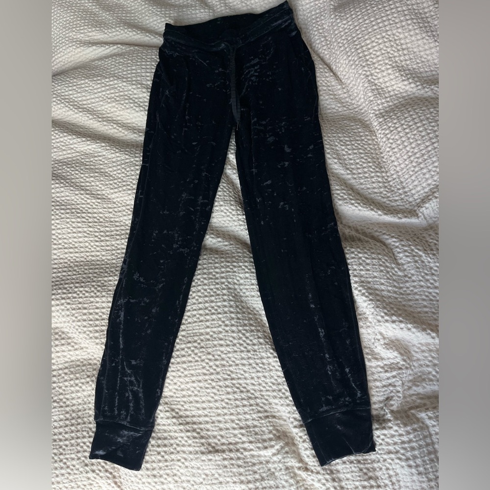 Lululemon Black Crushed Velvet Jogger Pants – Size 4